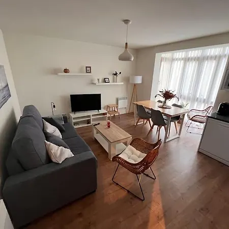 Iii Apartment *